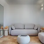 Pebble Apartment *